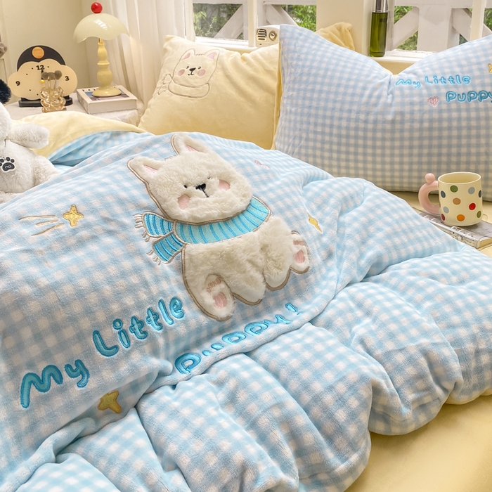 91家纺网 家纺一手货源 找家纺 雨帆家纺 2025新款可爱卡通牛奶绒贴布绣四件套 蓝格西高地