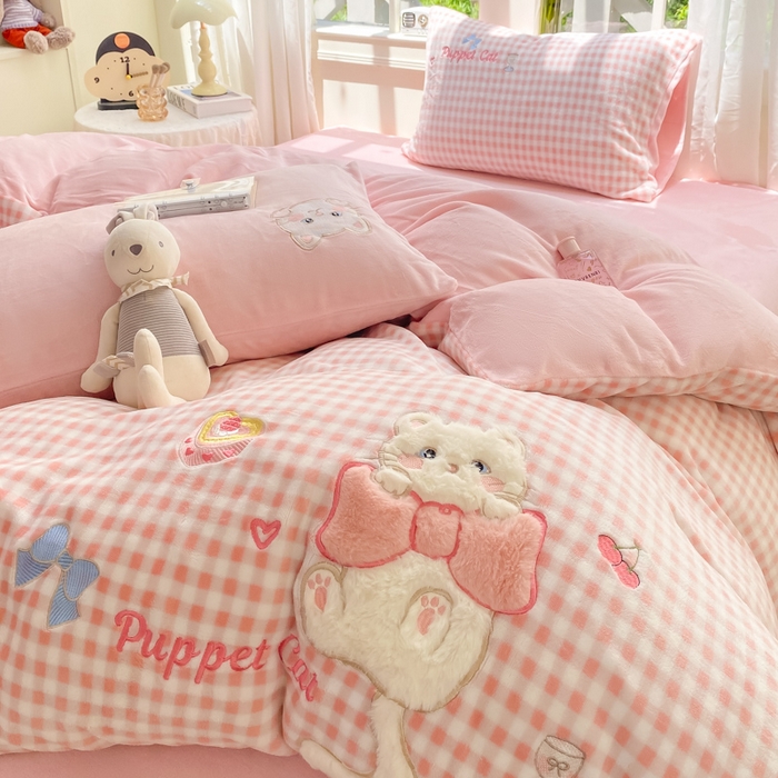 91家纺网 家纺一手货源 找家纺 雨帆家纺 2025新款可爱卡通牛奶绒贴布绣四件套 粉格小猫