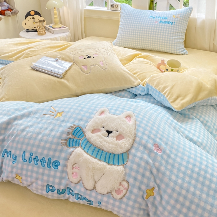 91家纺网 家纺一手货源 找家纺 雨帆家纺 2025新款可爱卡通牛奶绒贴布绣四件套 蓝格西高地