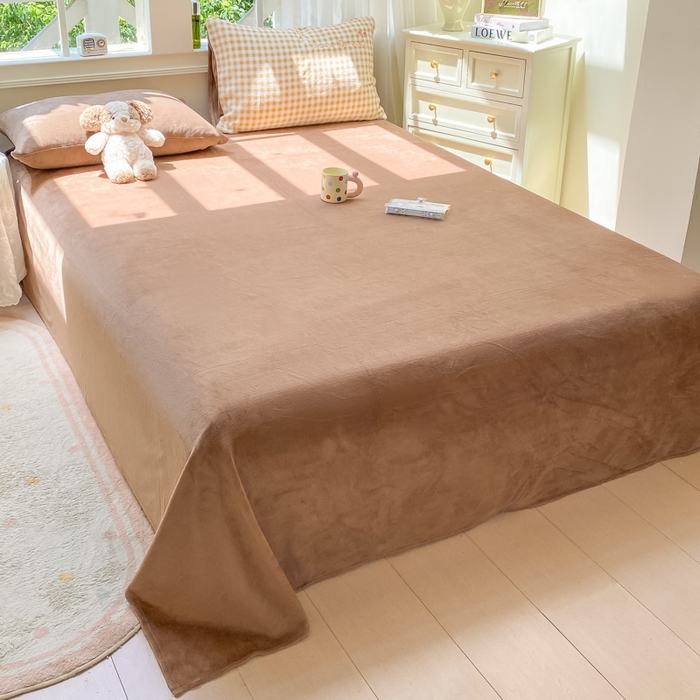 91家纺网 家纺一手货源 找家纺 雨帆家纺 2025新款可爱卡通牛奶绒贴布绣四件套 黄格+咖小熊