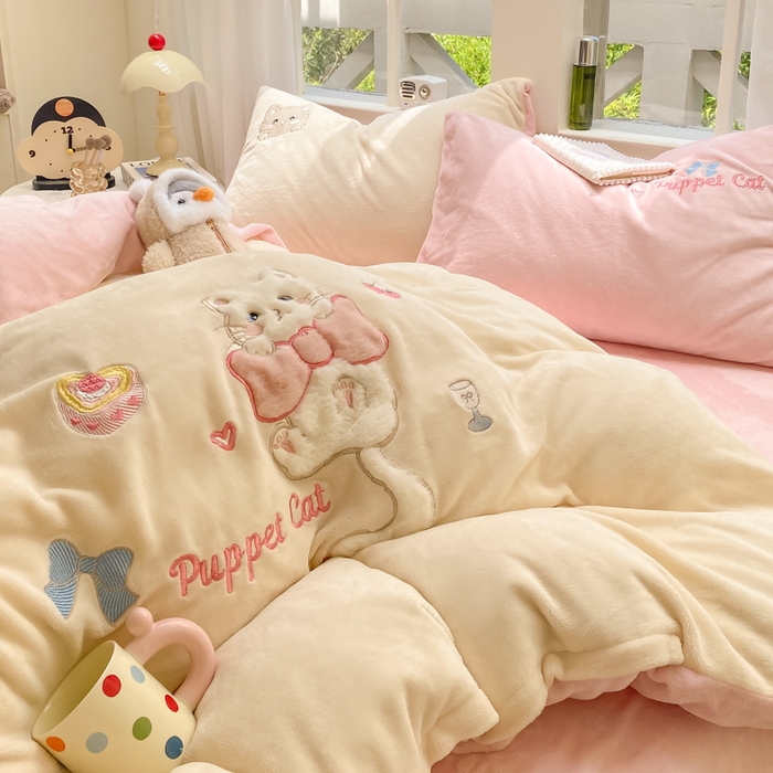 91家纺网 家纺一手货源 找家纺 雨帆家纺 2025新款可爱卡通牛奶绒贴布绣四件套 奶粉小猫