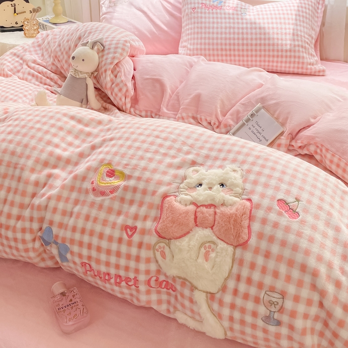 91家纺网 家纺一手货源 找家纺 雨帆家纺 2025新款可爱卡通牛奶绒贴布绣四件套 粉格小猫