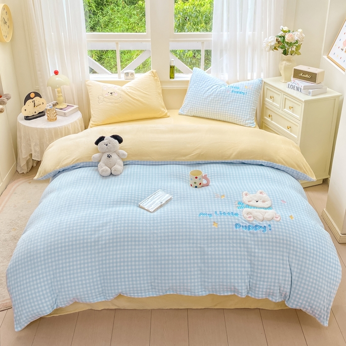 91家纺网 家纺一手货源 找家纺 雨帆家纺 2025新款可爱卡通牛奶绒贴布绣四件套 蓝格西高地