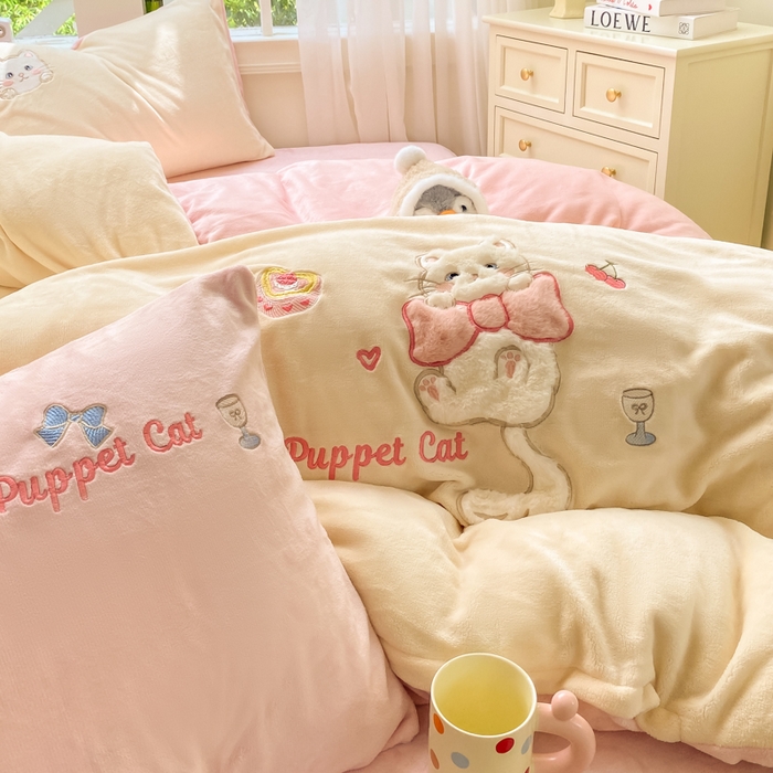 91家纺网 家纺一手货源 找家纺 雨帆家纺 2025新款可爱卡通牛奶绒贴布绣四件套 奶粉小猫