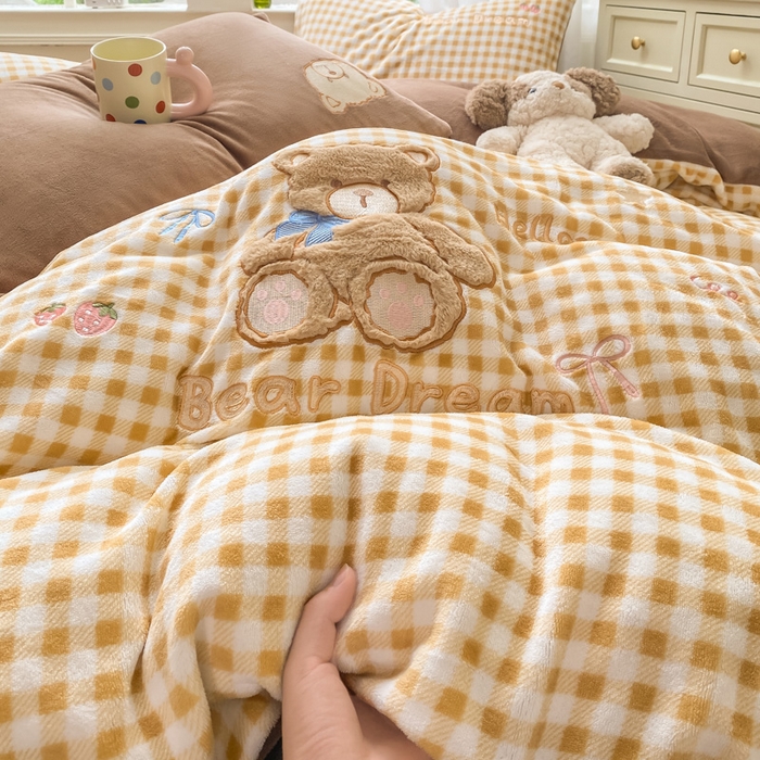 91家纺网 家纺一手货源 找家纺 雨帆家纺 2025新款可爱卡通牛奶绒贴布绣四件套 黄格+咖小熊