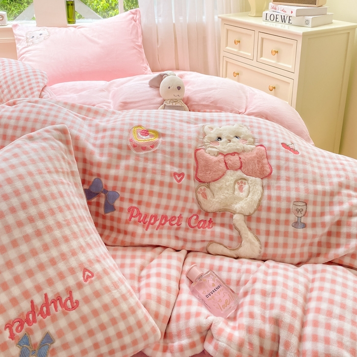 91家纺网 家纺一手货源 找家纺 雨帆家纺 2025新款可爱卡通牛奶绒贴布绣四件套 粉格小猫