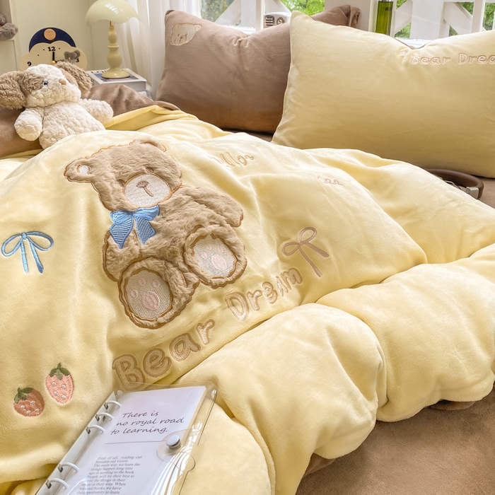 91家纺网 家纺一手货源 找家纺 雨帆家纺 2025新款可爱卡通牛奶绒贴布绣四件套 奶咖小熊