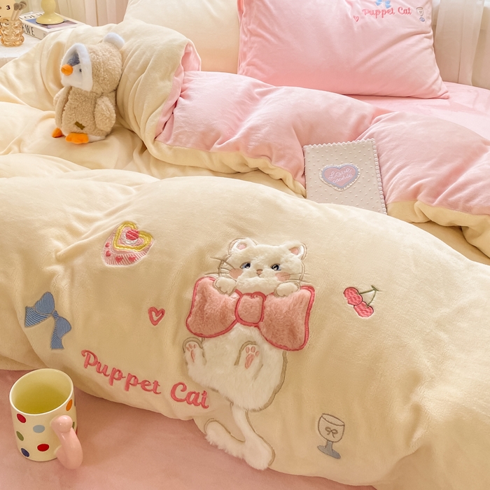 91家纺网 家纺一手货源 找家纺 雨帆家纺 2025新款可爱卡通牛奶绒贴布绣四件套 奶粉小猫