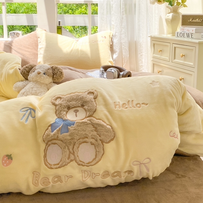 91家纺网 家纺一手货源 找家纺 雨帆家纺 2025新款可爱卡通牛奶绒贴布绣四件套 奶咖小熊