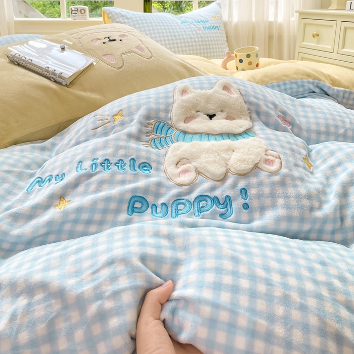 91家纺网 家纺一手货源 找家纺 雨帆家纺 2025新款可爱卡通牛奶绒贴布绣四件套 蓝格西高地