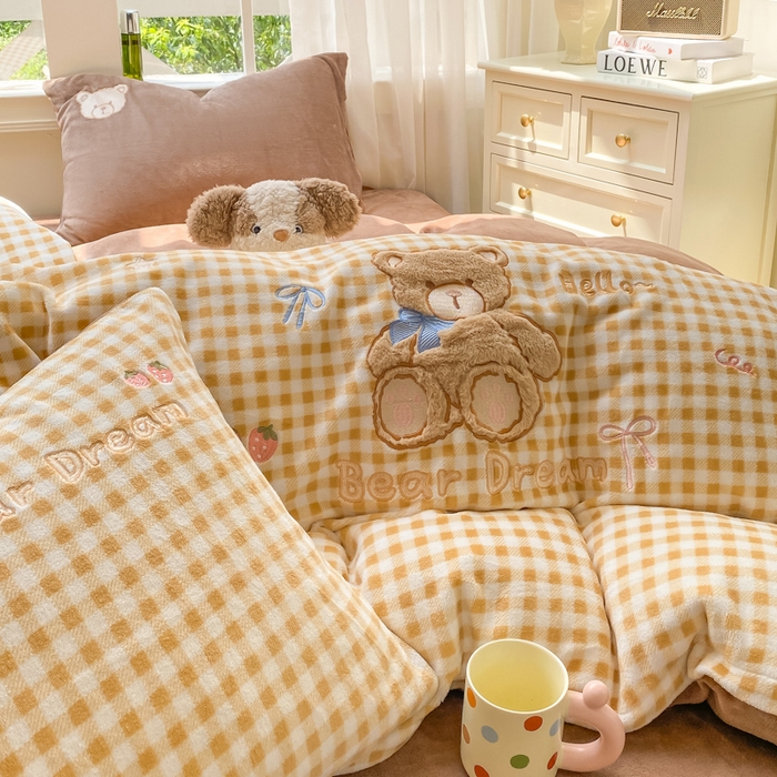 91家纺网 家纺一手货源 找家纺 雨帆家纺 2025新款可爱卡通牛奶绒贴布绣四件套 黄格+咖小熊