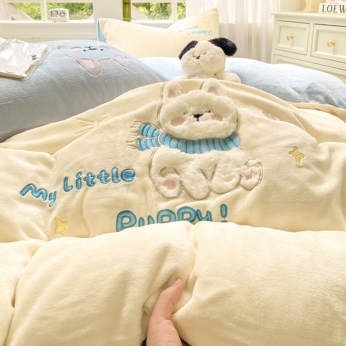 91家纺网 家纺一手货源 找家纺 雨帆家纺 2025新款可爱卡通牛奶绒贴布绣四件套 奶油蓝西高地