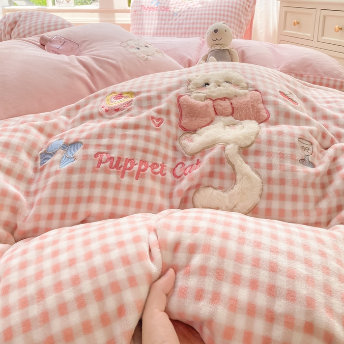 91家纺网 家纺一手货源 找家纺 雨帆家纺 2025新款可爱卡通牛奶绒贴布绣四件套 粉格小猫