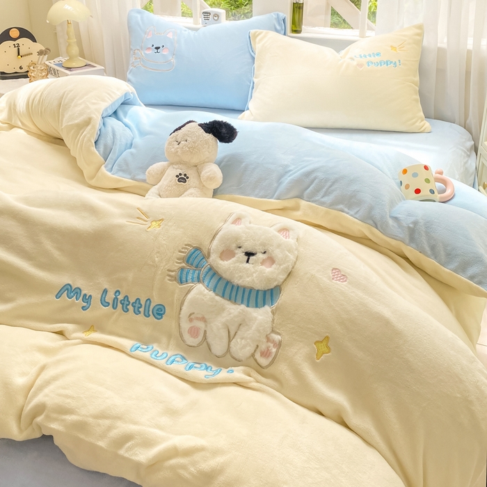 91家纺网 家纺一手货源 找家纺 雨帆家纺 2025新款可爱卡通牛奶绒贴布绣四件套 奶油蓝西高地