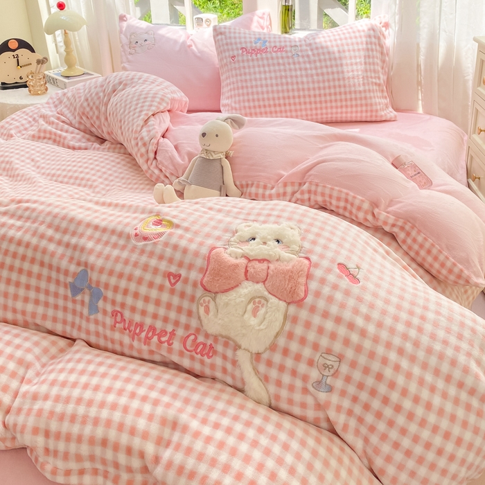 91家纺网 家纺一手货源 找家纺 雨帆家纺 2025新款可爱卡通牛奶绒贴布绣四件套 粉格小猫