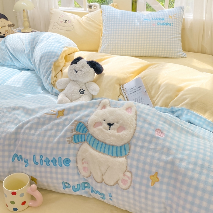 91家纺网 家纺一手货源 找家纺 雨帆家纺 2025新款可爱卡通牛奶绒贴布绣四件套 蓝格西高地