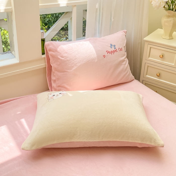 91家纺网 家纺一手货源 找家纺 雨帆家纺 2025新款可爱卡通牛奶绒贴布绣四件套 奶粉小猫