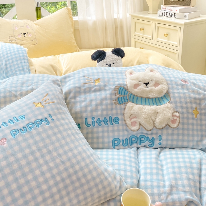 91家纺网 家纺一手货源 找家纺 雨帆家纺 2025新款可爱卡通牛奶绒贴布绣四件套 蓝格西高地