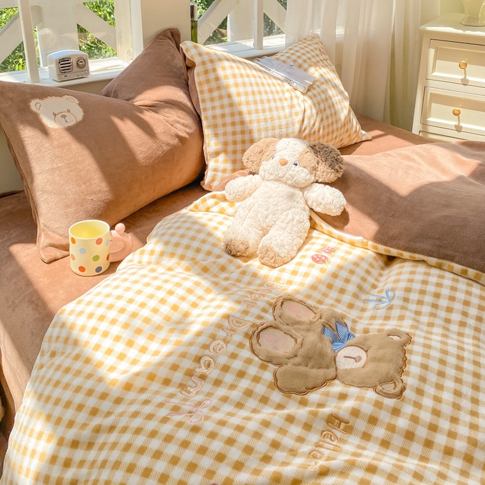 91家纺网 家纺一手货源 找家纺 雨帆家纺 2025新款可爱卡通牛奶绒贴布绣四件套 黄格+咖小熊