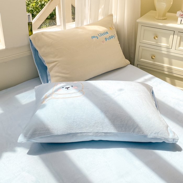 91家纺网 家纺一手货源 找家纺 雨帆家纺 2025新款可爱卡通牛奶绒贴布绣四件套 奶油蓝西高地