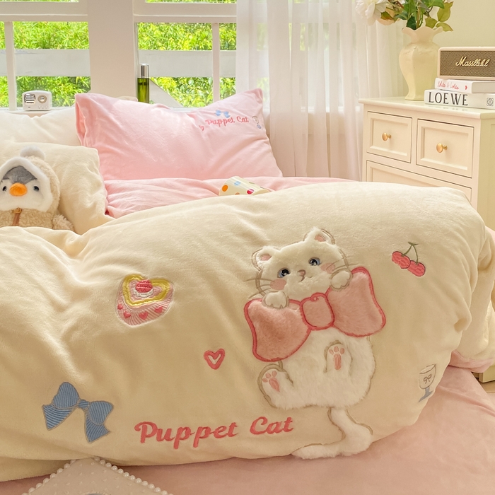 91家纺网 家纺一手货源 找家纺 雨帆家纺 2025新款可爱卡通牛奶绒贴布绣四件套 奶粉小猫