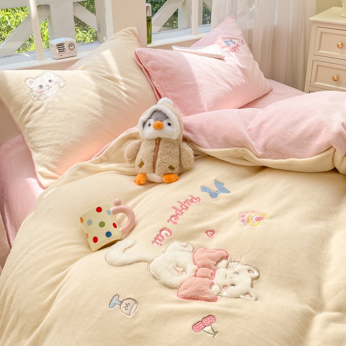 91家纺网 家纺一手货源 找家纺 雨帆家纺 2025新款可爱卡通牛奶绒贴布绣四件套 奶粉小猫