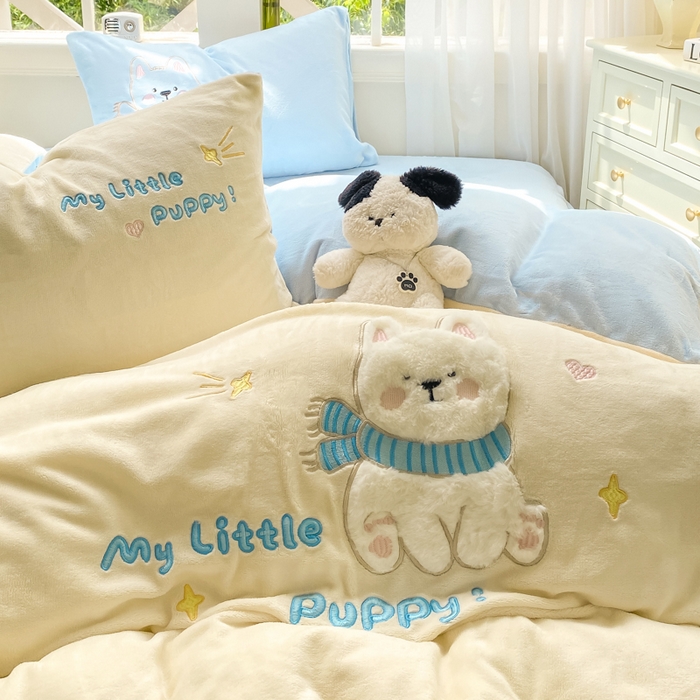 91家纺网 家纺一手货源 找家纺 雨帆家纺 2025新款可爱卡通牛奶绒贴布绣四件套 奶油蓝西高地