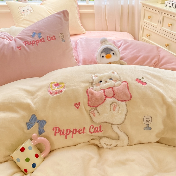 91家纺网 家纺一手货源 找家纺 雨帆家纺 2025新款可爱卡通牛奶绒贴布绣四件套 奶粉小猫