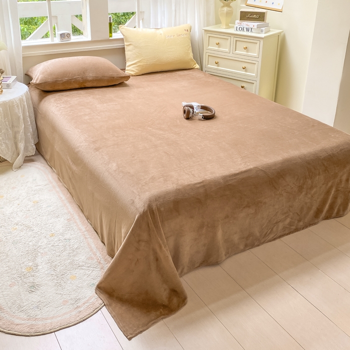 91家纺网 家纺一手货源 找家纺 雨帆家纺 2025新款可爱卡通牛奶绒贴布绣四件套 奶咖小熊