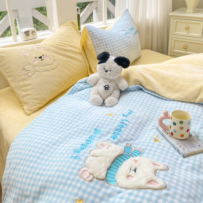 91家纺网 家纺一手货源 找家纺 雨帆家纺 2025新款可爱卡通牛奶绒贴布绣四件套 蓝格西高地