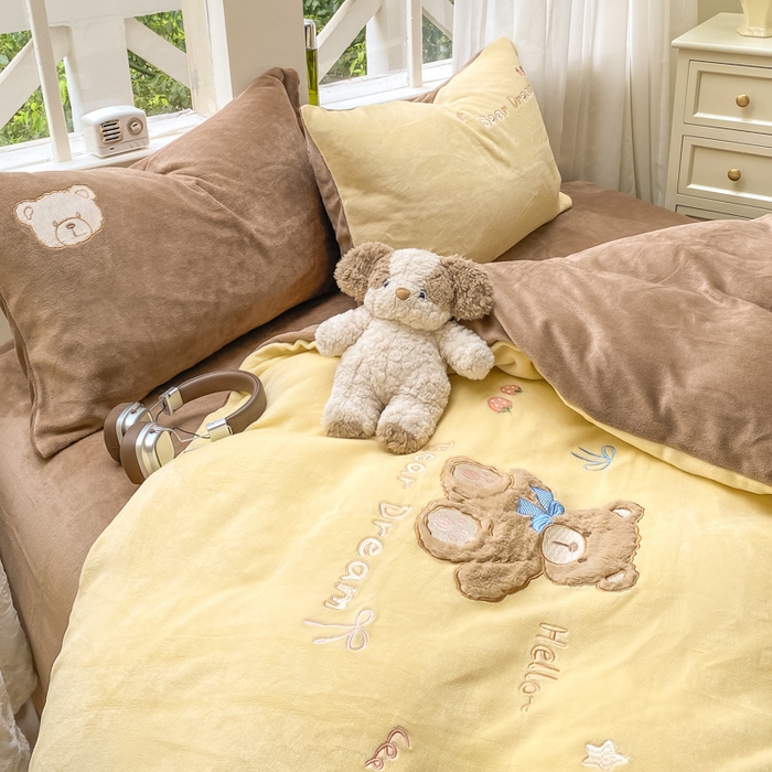 91家纺网 家纺一手货源 找家纺 雨帆家纺 2025新款可爱卡通牛奶绒贴布绣四件套 奶咖小熊