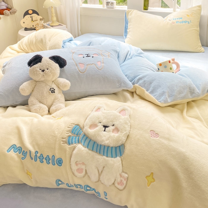 91家纺网 家纺一手货源 找家纺 雨帆家纺 2025新款可爱卡通牛奶绒贴布绣四件套 奶油蓝西高地