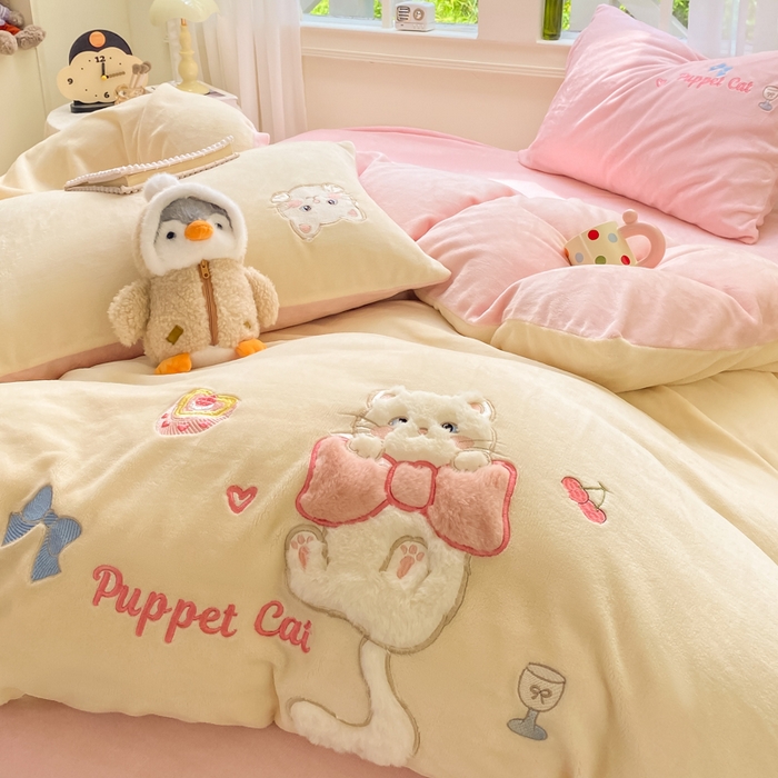 91家纺网 家纺一手货源 找家纺 雨帆家纺 2025新款可爱卡通牛奶绒贴布绣四件套 奶粉小猫