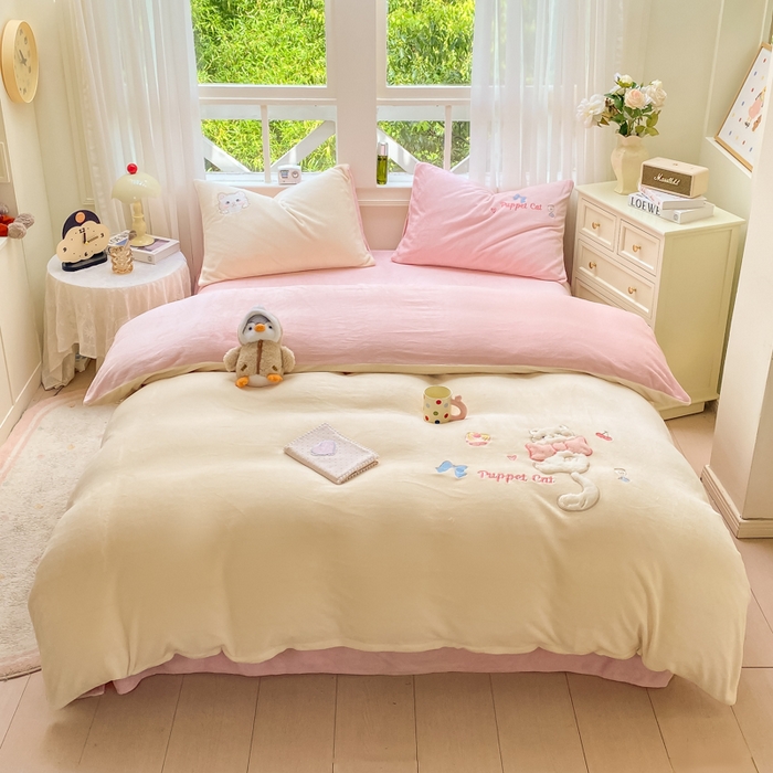 91家纺网 家纺一手货源 找家纺 雨帆家纺 2025新款可爱卡通牛奶绒贴布绣四件套 奶粉小猫