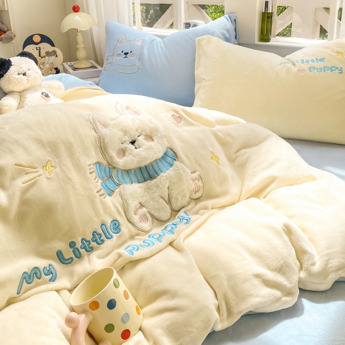 91家纺网 家纺一手货源 找家纺 雨帆家纺 2025新款可爱卡通牛奶绒贴布绣四件套 奶油蓝西高地