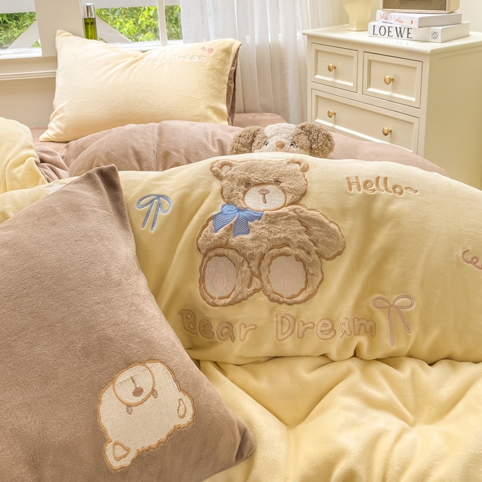 91家纺网 家纺一手货源 找家纺 雨帆家纺 2025新款可爱卡通牛奶绒贴布绣四件套 奶咖小熊