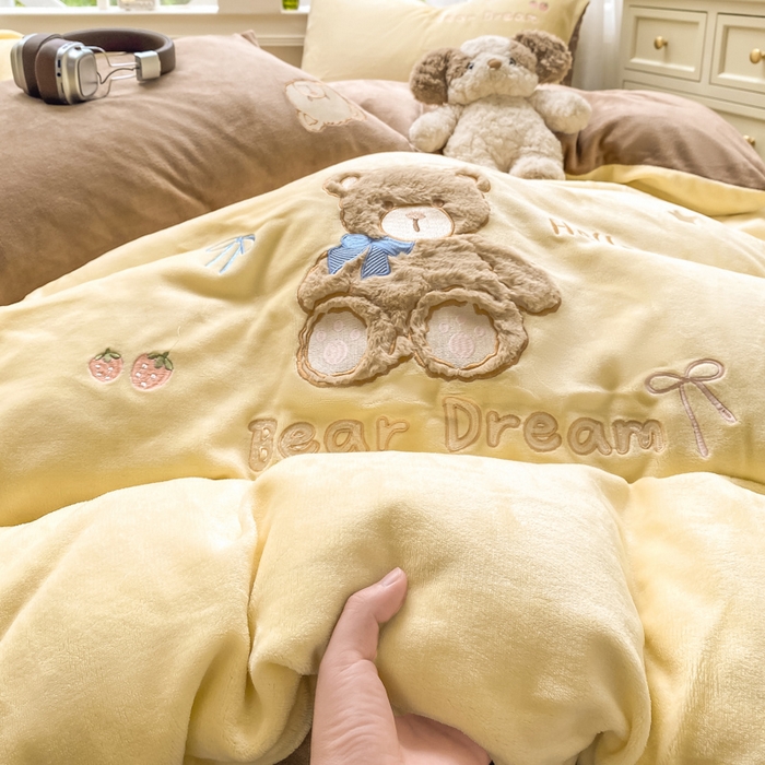 91家纺网 家纺一手货源 找家纺 雨帆家纺 2025新款可爱卡通牛奶绒贴布绣四件套 奶咖小熊