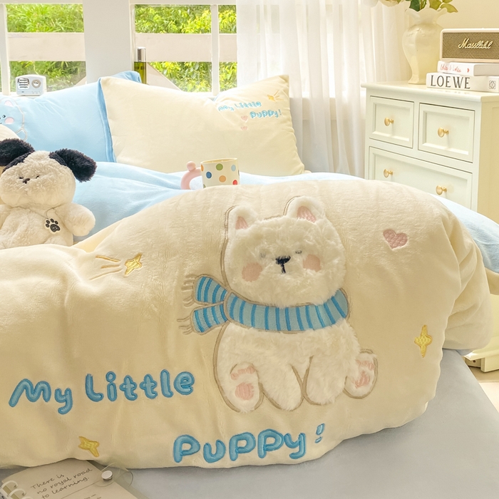 91家纺网 家纺一手货源 找家纺 雨帆家纺 2025新款可爱卡通牛奶绒贴布绣四件套 奶油蓝西高地