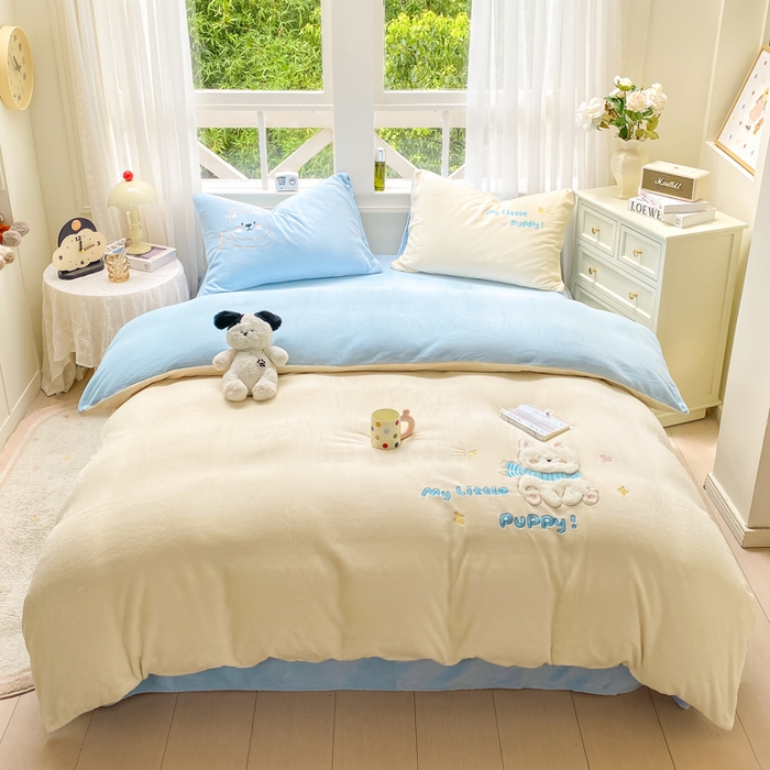 91家纺网 家纺一手货源 找家纺 雨帆家纺 2025新款可爱卡通牛奶绒贴布绣四件套 奶油蓝西高地