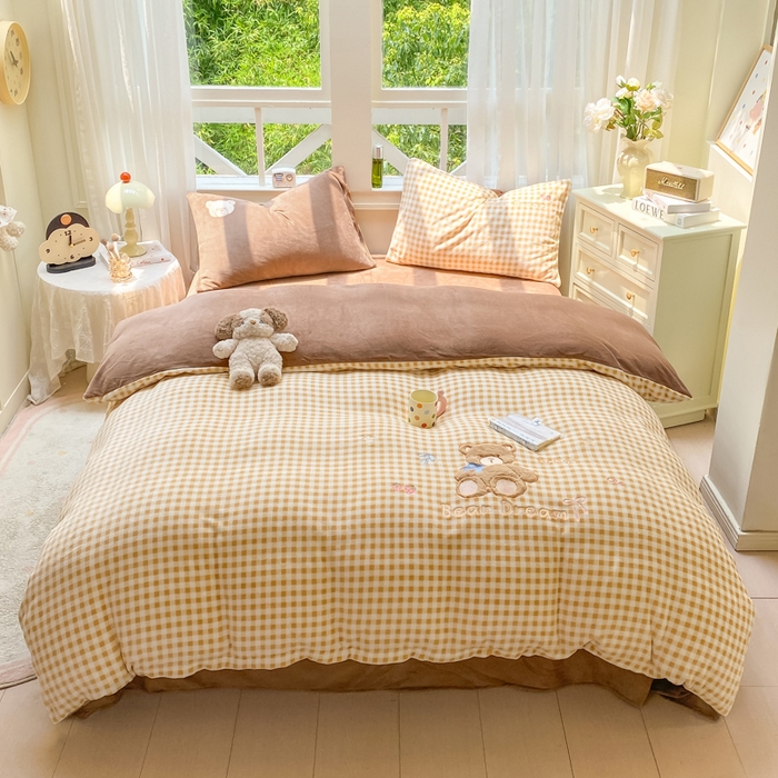 91家纺网 家纺一手货源 找家纺 雨帆家纺 2025新款可爱卡通牛奶绒贴布绣四件套 黄格+咖小熊