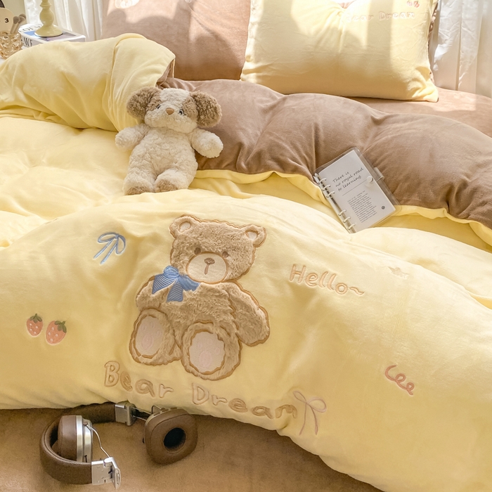 91家纺网 家纺一手货源 找家纺 雨帆家纺 2025新款可爱卡通牛奶绒贴布绣四件套 奶咖小熊