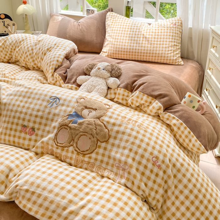 91家纺网 家纺一手货源 找家纺 雨帆家纺 2025新款可爱卡通牛奶绒贴布绣四件套 黄格+咖小熊