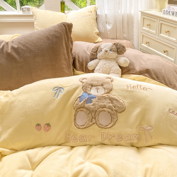 91家纺网 家纺一手货源 找家纺 雨帆家纺 2025新款可爱卡通牛奶绒贴布绣四件套 奶咖小熊