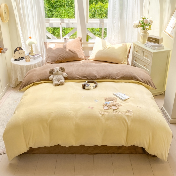 91家纺网 家纺一手货源 找家纺 雨帆家纺 2025新款可爱卡通牛奶绒贴布绣四件套 奶咖小熊