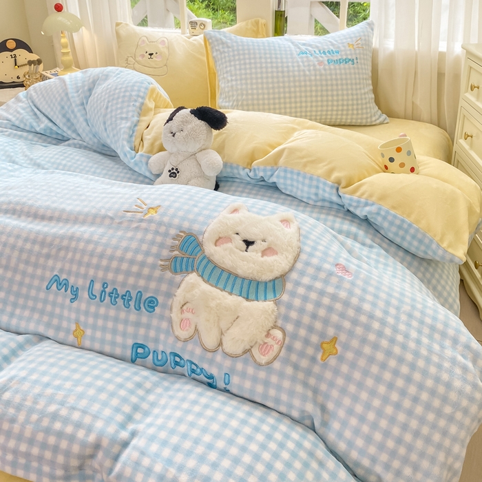 91家纺网 家纺一手货源 找家纺 雨帆家纺 2025新款可爱卡通牛奶绒贴布绣四件套 蓝格西高地