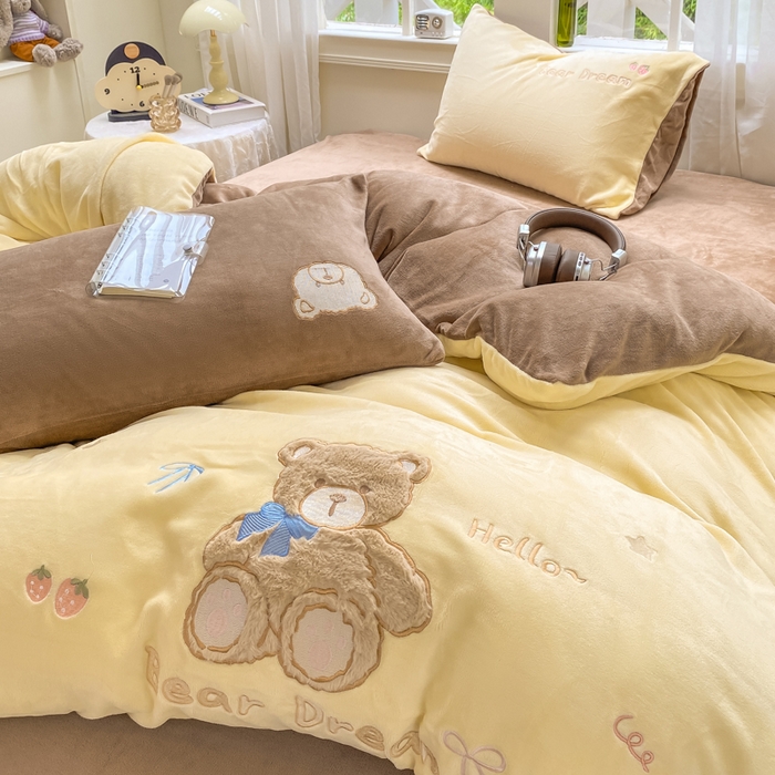 91家纺网 家纺一手货源 找家纺 雨帆家纺 2025新款可爱卡通牛奶绒贴布绣四件套 奶咖小熊