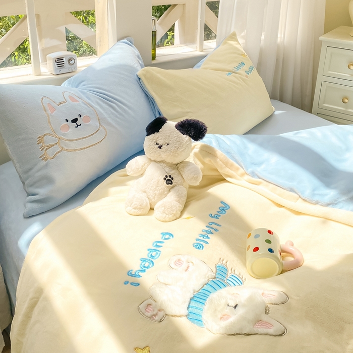 91家纺网 家纺一手货源 找家纺 雨帆家纺 2025新款可爱卡通牛奶绒贴布绣四件套 奶油蓝西高地