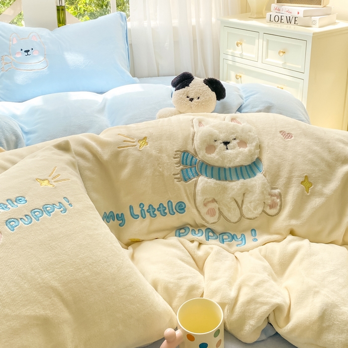 91家纺网 家纺一手货源 找家纺 雨帆家纺 2025新款可爱卡通牛奶绒贴布绣四件套 奶油蓝西高地