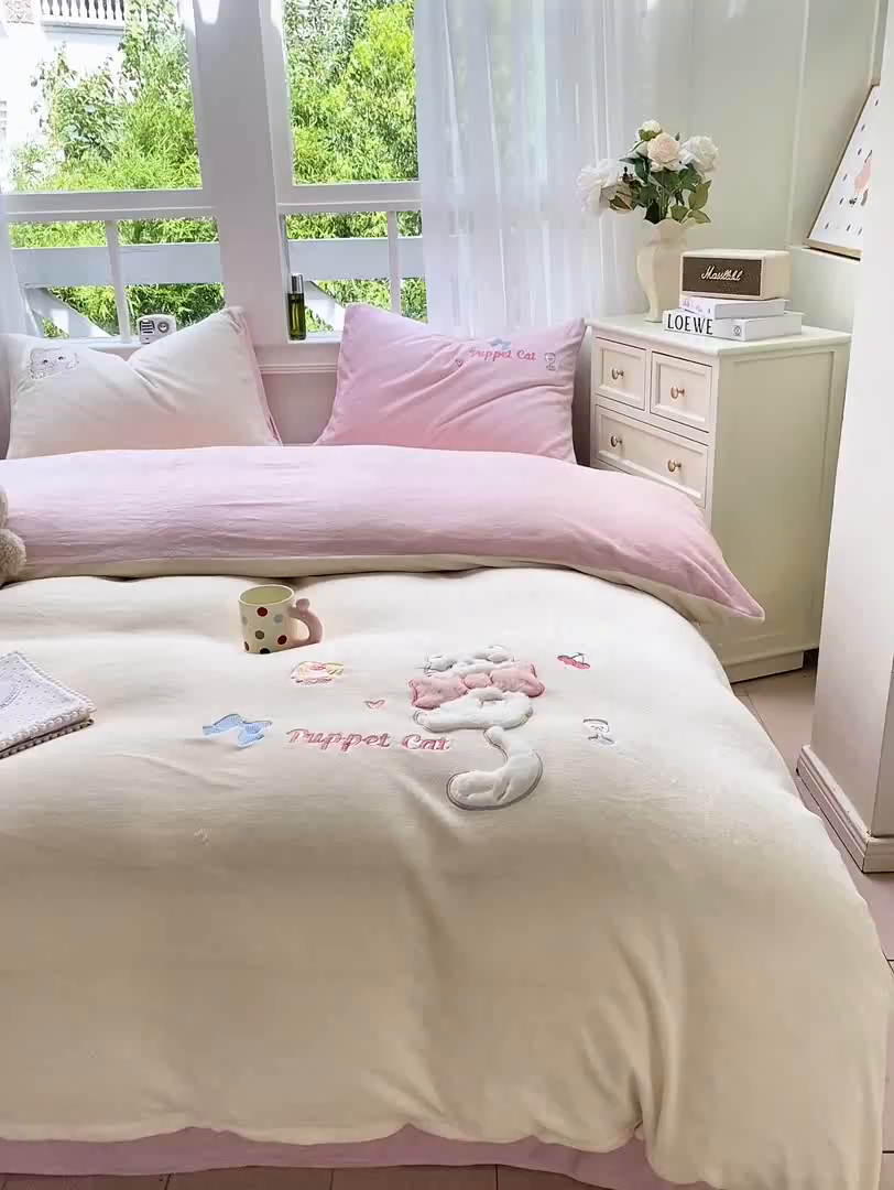 91家纺网 家纺一手货源 找家纺 雨帆家纺 2025新款可爱卡通牛奶绒贴布绣四件套 奶粉小猫