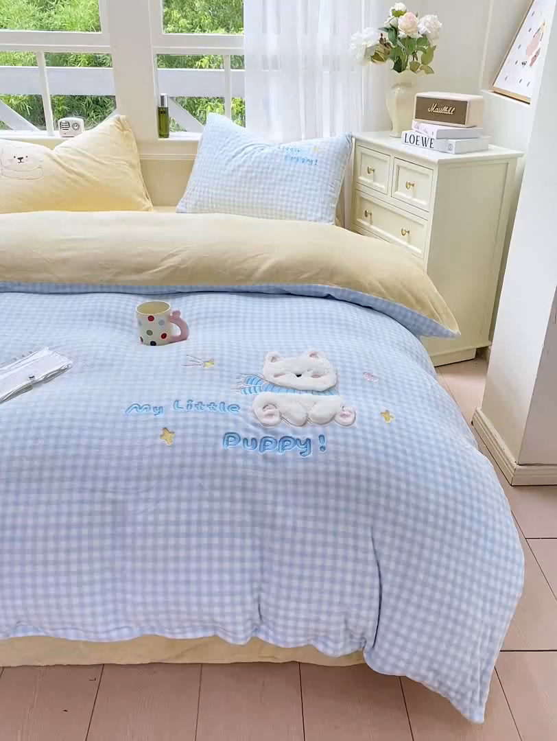 91家纺网 家纺一手货源 找家纺 雨帆家纺 2025新款可爱卡通牛奶绒贴布绣四件套 蓝格西高地